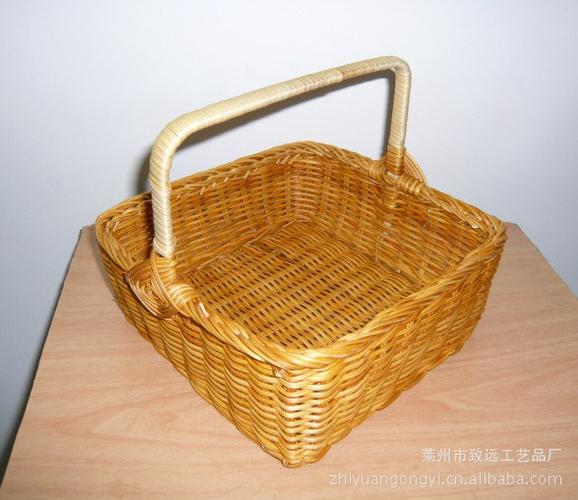 自然的编织，生活的艺术——从草编到塑料工艺品的多元世界